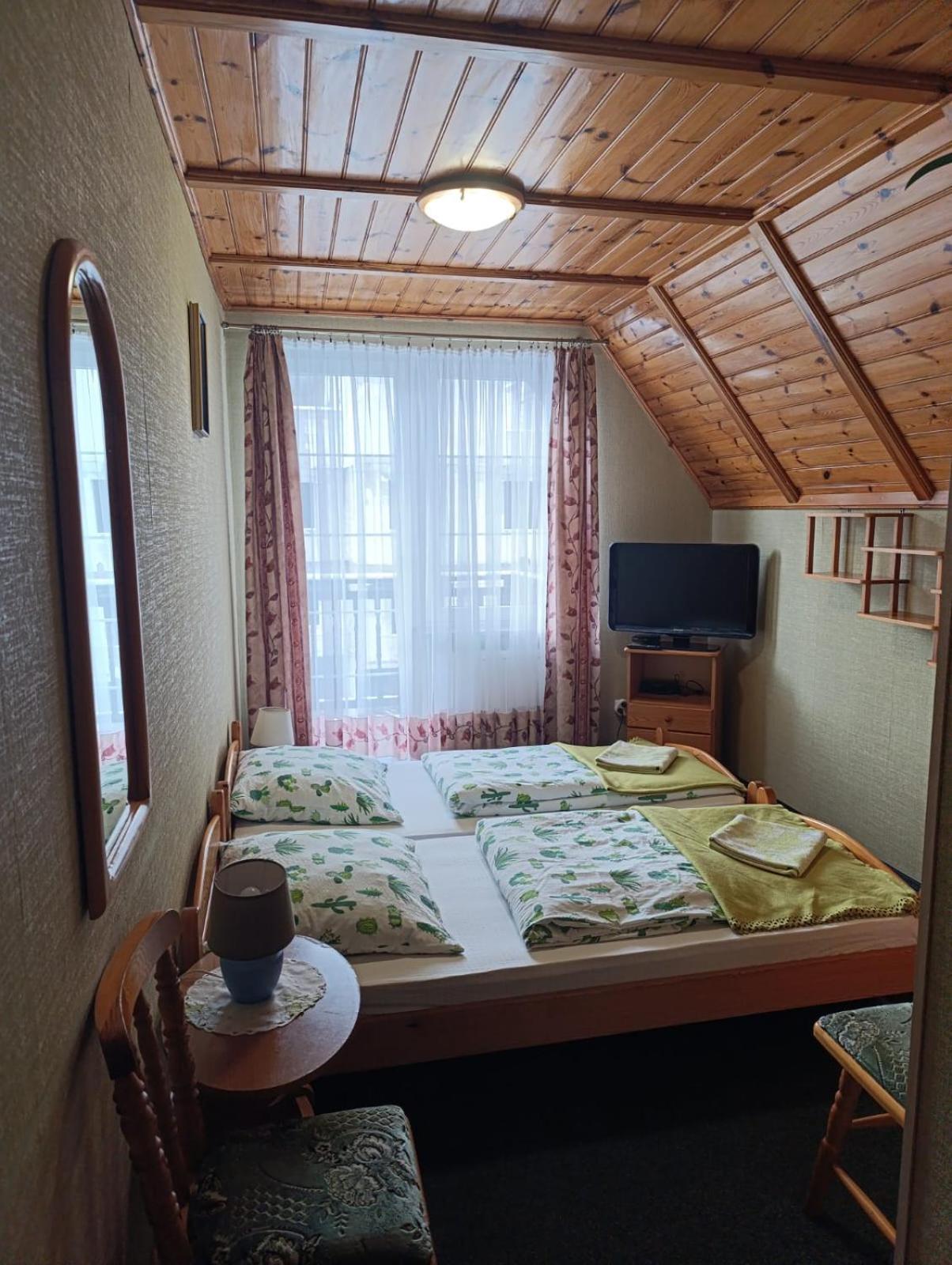 Karkoz Karpacz Bed & Breakfast Ruang foto